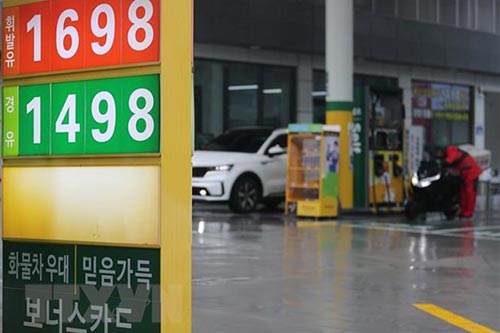 Giá xăng dầu được niêm yết tại một trạm xăng ở Seoul, Hàn Quốc.