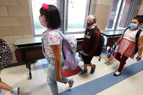 Học sinh đeo khẩu trang tới trường ở Godley, Texas ngày 5/8/2020.