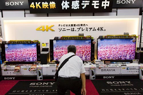 Khách hàng lựa chọn tivi tại một cửa hàng ở Tokyo, Nhật Bản.