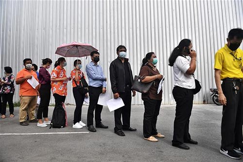 Người dân xếp hàng chờ lấy mẫu xét nghiệm COVID-19 tại Bangkok, Thái Lan ngày 8/4/2021.