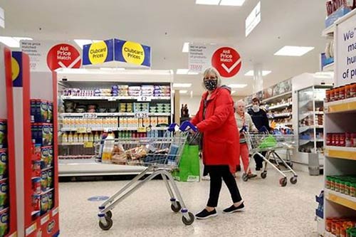 Người dân Anh đi mua sắm ở siêu thị.
