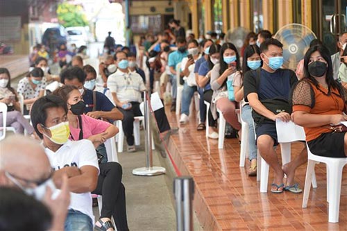 Người dân đợi tiêm vaccine ngừa COVID-19 tại Bangkok
