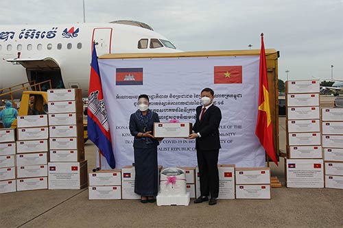 Lễ tiếp nhận thiết bị vật tư y tế chống COVID-19 Campuchia tặng TPHCM.
