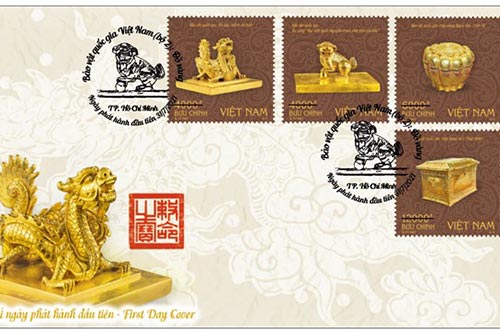 Phong bì hình bộ tem về bảo vật Quốc gia đúc vàng.