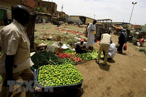 Người dân mua bán thực phẩm tại một khu chợ ở Khartoum, Sudan.