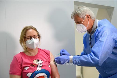 Tiêm vaccine COVID-19 cho người dân tại Berlin,