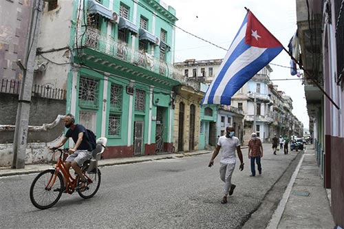 Người dân đeo khẩu trang phòng lây nhiễm COVID-19 tại La Habana, Cuba
