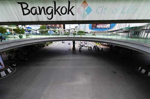 Cảnh vắng vẻ trên đường phố ở Bangkok, Thái Lan, sau khi chính phủ mở rộng