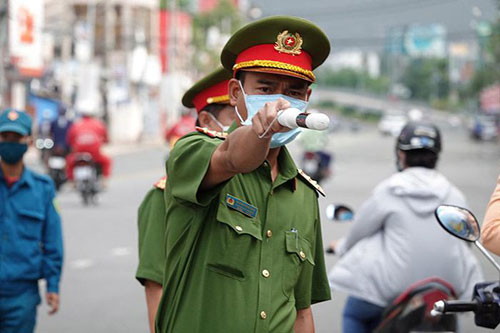 Thêm nhiều địa phương yêu cầu người dân không ra đường sau 18h