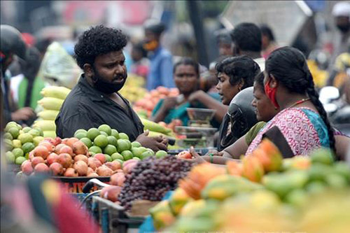 Người dân mua bán thực phẩm tại một khu chợ ở Chennai,ảnhbáotăngtrưởngkinhtếchênhlệchgiữacácnhómnướ<strong>trực tiếp tỷ lệ bóng đá hôm nay</strong> Ấn Độ.