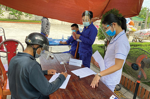 Thực hiện khai báo y tế tại Chi cục Dự trữ nhà nước Nam Hà Tĩnh.