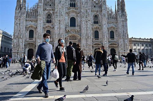 Người dân đeo khẩu trang phòng dịch COVID-19 tại Milan, Italy.