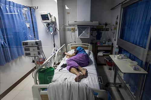 Bệnh nhân COVID-19 được điều trị tại bệnh viện ở Bangkok, Thái Lan, ngày 26/4/2021.