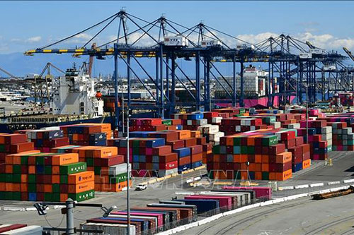 Container hàng hóa được xếp tại cảng Los Angeles, Mỹ
