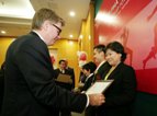 AIA đạt 645 triệu USD giá trị hợp đồng khai thác mới