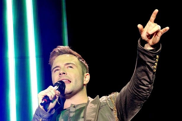 thu linh nhom nhac westlife ban ca nhan cuoi de tra no