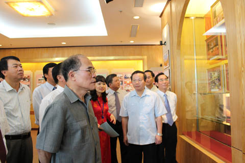 Chủ tịch Quốc hội Nguyễn Sinh Hùng thăm và làm việc với Kho bạc Nhà nước