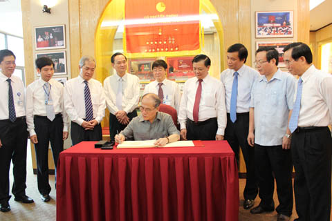 Chủ tịch Quốc hội Nguyễn Sinh Hùng thăm và làm việc với Kho bạc Nhà nước