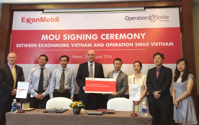 ExxonMobil  Vietnam trao tien tai tro cho Operation Smile Vietnam