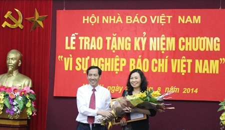 Trao tặng kỷ niệm chương vì sự nghiệp báo chí cho Thứ trưởng Nguyễn Thị Minh