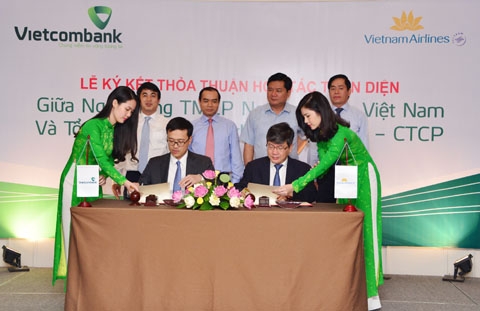 vietcombank hop tac toan dien voi vietnam airlines