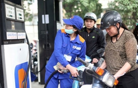 gia xang giam hon 810 donglit tu 15 gio chieu nay