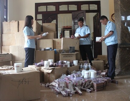 quang ninh bat giu gan 8000 san pham my pham nhap lau