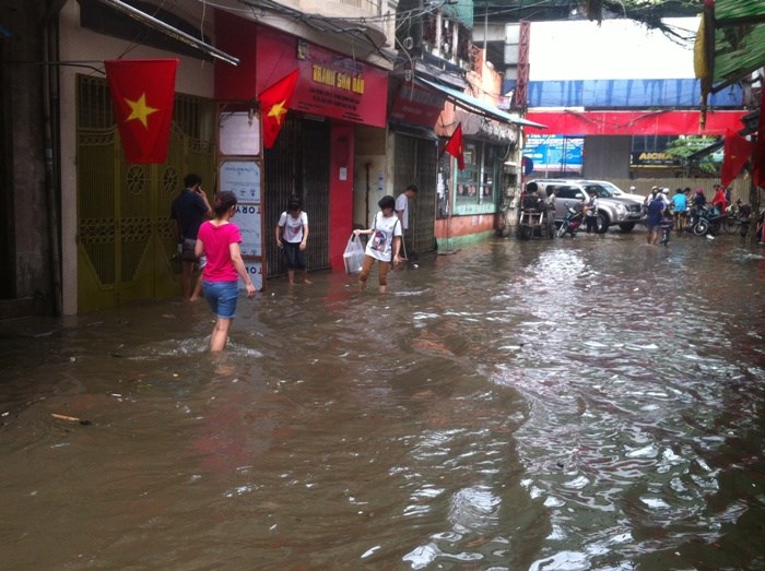 Cảnh báo mưa lớn gây ngập lụt tại khu vực nội thành Hà Nội