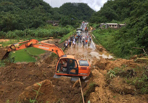 Mưa lớn gây ách tắc giao thông, sạt lở nhiều tuyến quốc lộ