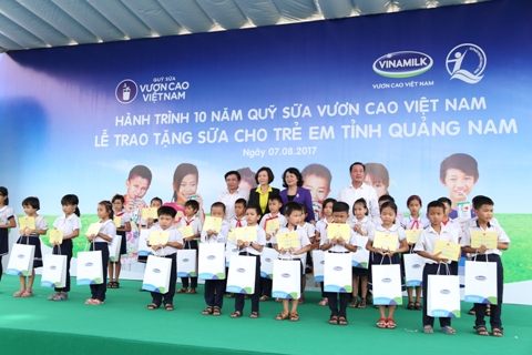 trao sữa vinamilk