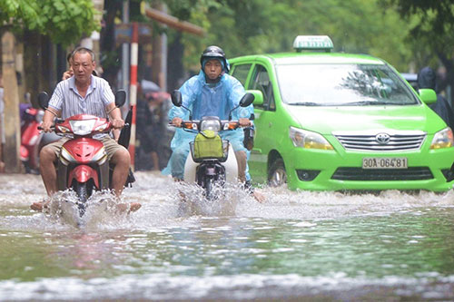 Ngày cuối tuần cả nước mưa dông, Tây Nguyên, Nam Bộ đề phòng tố lốc