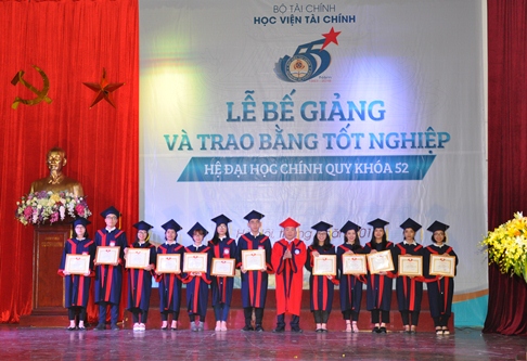 trao bằng