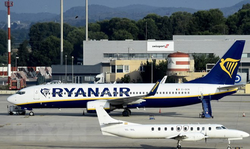 Hãng hàng không Ryanair sẽ tính phí hành lý xách tay từ tháng 11 tới