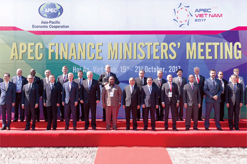 Thủ tướng Chính phủ Nguyễn Xuân Phúc chụp ảnh lưu niệm cùng các Bộ trưởng Tài chính APEC 2017.