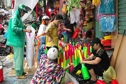 Hà Nội: Thị trường cờ, băng rôn sôi động