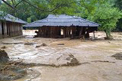 15 người chết và mất tích vì mưa lũ
