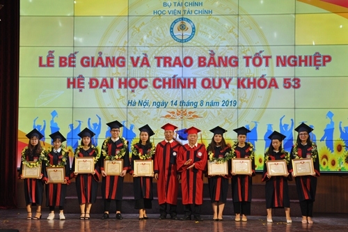 Học viện Tài chính trao bằng tốt nghiệp cho hơn 3.100 sinh viên khóa 53