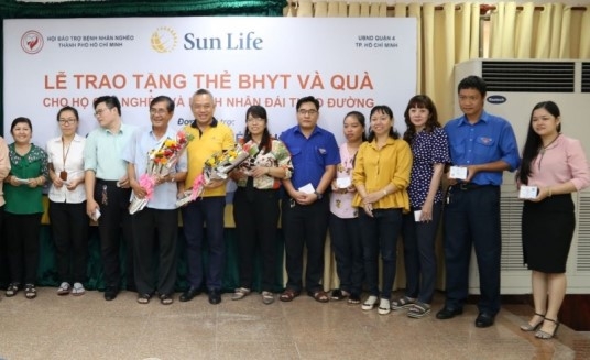 Sun Life trao tặng thẻ bảo hiểm y tế và quà tặng cho các gia đình khó khăn