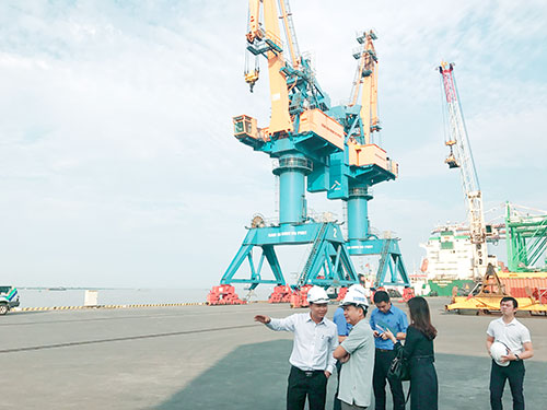 Đoàn khảo sát của Tổng cục Hải quan và đại diện doanh nghiệp kinh doanh cảng tiến hành