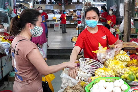 Đà Nẵng giãn cách, người dân được phát thẻ để đi chợ theo ngày chẵn