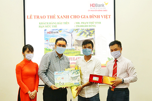 HDBank trao ‘Thẻ Xanh cho gia đình Việt’ cho khách hàng đầu tiên