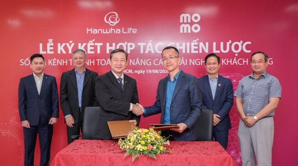 Hanwha Life Việt Nam ký kết hợp tác chiến lược cùng Ví điện tử MoMo