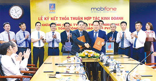 Lễ ký kết thỏa thuận hợp tác kinh doanh giữa Mobifone và PVI.  Ảnh: PVI