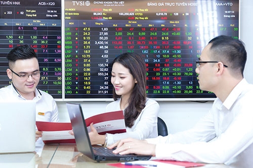 chung khoan tan viet chon phat trien ben vung lay khach hang la trung tam