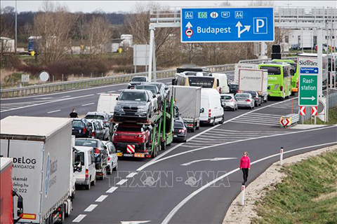 Hungary: Quốc gia đầu tiên ở châu Âu đóng cửa trở lại biên giới