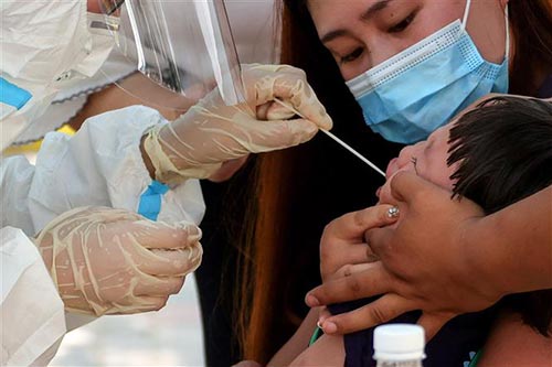 Nhân viên y tế lấy mẫu xét nghiệm COVID-19 cho người dân tại thành phố Trịnh Châu
