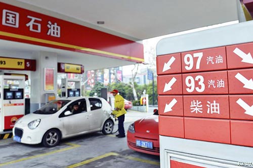 Bảng giá tại một trạm xăng dầu ở Trung Quốc. (
