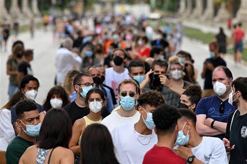 Người dân xếp hàng chờ tiêm vaccine ngừa COVID-19 tại Barcelona, Tây Ban Nha ngày 7/7/2021.