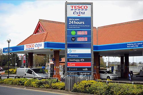 Giá xăng dầu được niêm yết tại một trạm xăng của Tesco ở York, miền Bắc Anh.