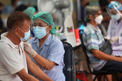 Nhân viên y tế tiêm vaccine COVID-19 cho người dân tại Bangkok, Thái Lan, ngày 16/7/2021.